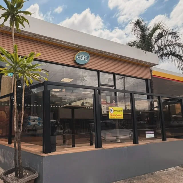 Fachada de cafeteria fechada com esquadrias de alumínio preto e vidro