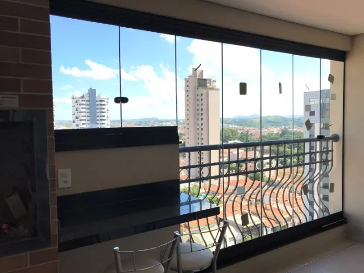 Sacada de apartamento fechada com vidro temperado, com vista para a cidade